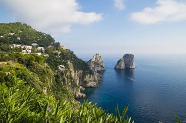 Capri Adası kıyısında Sonbahar günü - Aşk Adası, İtalya'da ünlü hedef 