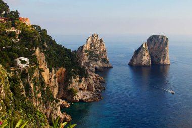 Capri Adası kıyısında Sonbahar günü - Aşk Adası, İtalya'da ünlü hedef 