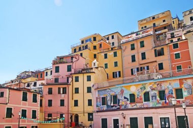 Riomaggiore,Cinque Terre, Liguria, İtalya - 24 Haziran 2015. Cinque Terre bölgesinde bina mimarisi, Riomaggiore köyü, İtalya ve dünyanın en cazip bölgelerinden biri. 