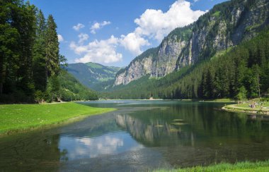 Montriond Gölü, Haute -Savoie bölgesinde doğal göl,Fransız Alpleri, yüzme alanı ile birçok turist için bir cazibe, balıkçılık, kano.