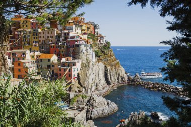 Manarola, Cinque Terre, İtalya - 26 Haziran 2015. Renkli Manarola , Cinque Terre bölgesinde ünlü köy , La Spezia , İtalya. 