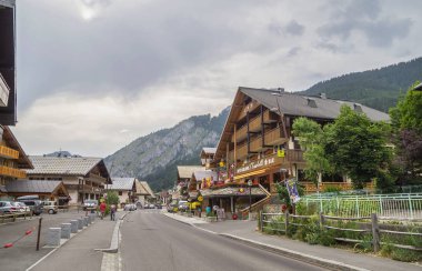 Chatel, Fransa - 7 Temmuz 2015. Chatel köyü, Alpler'de kayak, bisiklet ve yürüyüş için Fransız cazibe. Merkezde metal yapısı.