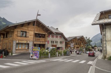 Chapelle D'Abondance - 7 Temmuz 2015. Chapelle d'Abondance köyünde Akşam, kayak ve yürüyüş için ünlü cazibe . Merkezdeki sinema binaları.