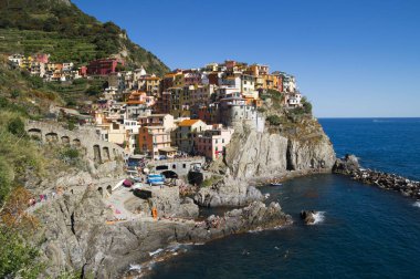 Manarola, Cinque Terre, İtalya - 26 Haziran 2015. Renkli Manarola , Cinque Terre bölgesinde ünlü köy , La Spezia , İtalya. 