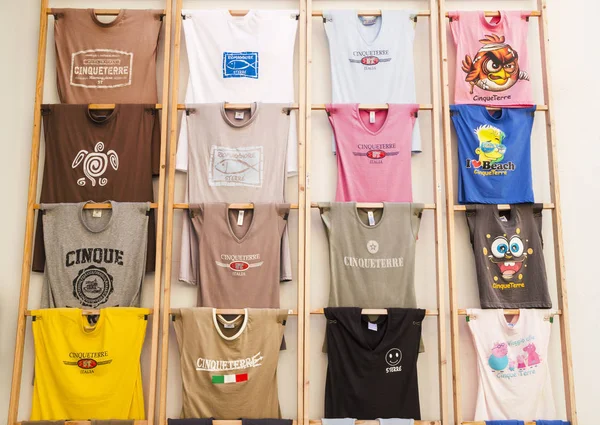 里奥马焦雷 辛克泰尔 利古里亚 意大利 2015年6月24日 街边商店 印有当地铭文的T恤衫 — 图库照片