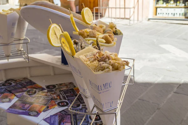 Традиційна Італійська Закуска Їжа Смажені Кільця Кальмари Анчоус Морепродукти Восьминіг — стокове фото