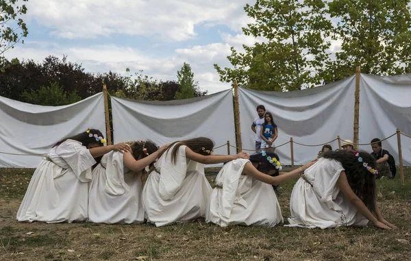 Köstence, Romanya - 13 Ağustos 2016. Antik Festivali Danais ilk baskısı - Tomis Arena, romalılar ve Dacians alışkanlıkları, yaşam tarzı ve mücadele taktikleri mevcut.
