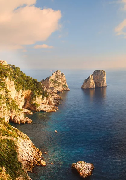 カプリ島の海岸の秋の日 愛の島 イタリアの有名な目的地 — ストック写真