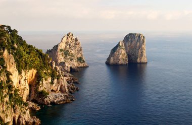 Capri Adası kıyısında Sonbahar günü - Aşk Adası, İtalya'da ünlü hedef