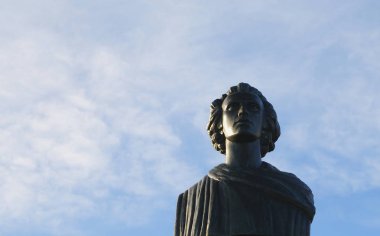 Köstence, Romanya - 12 Aralık 2014. Köstence Karadeniz'de sahilde kış günü, Romanya . Heykeltıraş Oscar Han tarafından idam edilen büyük Romen yazar Mihai Eminescu Heykeli'nin görünümü. 