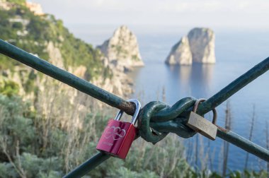 Capri, İtalya - 8 Kasım 2015. Augustus Bahçeleri 'nde aşk kilitleri (Krupp Gardens) Capri Adası'nda ünlü bir yer, İtalya. 