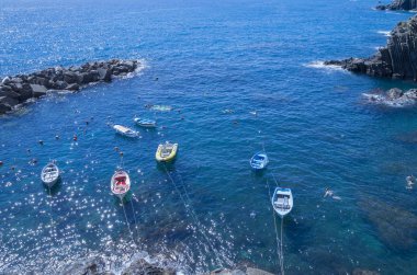 Plajda sakin sahne, Cinque terre içinde - Riomaggiore, en popüler cazibe, birçok turist için, tüm dünyada. Renkli filtreler ile yaratıcı görüntü. - Resim