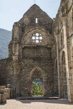 Jean D'Aulps,Fransa - 7 Temmuz 2015. Saint Jean d'Aulps Manastırı , Fransa - manastır kilisenin kalıntıları ile iki hektarlık bir alan , Sarnıç sanatının bir mücevher olarak kabul.