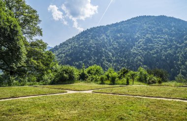 Güneşli bir günde güzel dağ manzarası