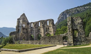 Jean D'Aulps,Fransa - 7 Temmuz 2015. Saint Jean d'Aulps Manastırı , Fransa - manastır kilisenin kalıntıları ile iki hektarlık bir alan , Sarnıç sanatının bir mücevher olarak kabul.