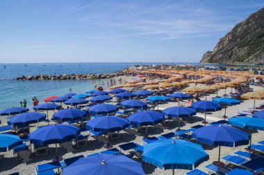 Monterosso,Liguria, İtalya - 26 Haziran 2015. Monterosso al Mare Beach, ünlü Cinque Terre, La Spezia eyaletinde komün, İtalya. 