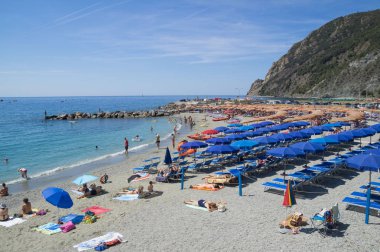 Monterosso,Liguria, İtalya - 26 Haziran 2015. Monterosso al Mare Beach, ünlü Cinque Terre, La Spezia eyaletinde komün, İtalya. 
