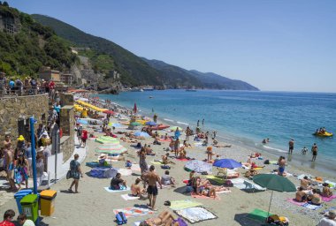 Monterosso,Liguria, İtalya - 26 Haziran 2015. Monterosso al Mare Beach, ünlü Cinque Terre, La Spezia eyaletinde komün, İtalya. 