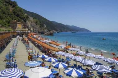 Monterosso,Liguria, İtalya - 26 Haziran 2015. Monterosso al Mare Beach, ünlü Cinque Terre, La Spezia eyaletinde komün, İtalya. 