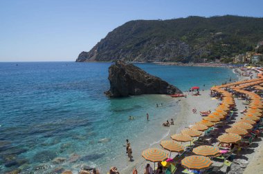 Monterosso,Liguria, İtalya - 26 Haziran 2015. Monterosso al Mare Beach, ünlü Cinque Terre, La Spezia eyaletinde komün, İtalya. 