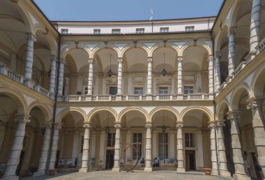 Torino, İtalya - 28 Haziran 2015. Universita di Torino - Torino Üniversitesi , Avrupa'nın en eski üniversitelerinden biri . Via Po Antik saray, şehrin ünlü sokak. 