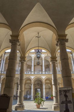 Torino, İtalya - 28 Haziran 2015. Universita di Torino - Torino Üniversitesi , Avrupa'nın en eski üniversitelerinden biri . Via Po Antik saray, şehrin ünlü sokak. 