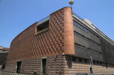 Torino,İtalya - 28 Haziran 2015. Teatro Regio (Kraliyet Tiyatrosu) , ünlü İtalyan mimar Carlo Mollino tarafından 1967 yılında bir yangın tarafından tahrip edildikten sonra yeniden tasarlanmış ünlü opera binası.