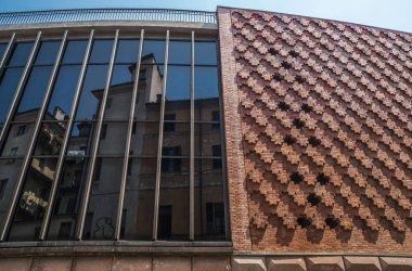 Torino,İtalya - 28 Haziran 2015. Teatro Regio (Kraliyet Tiyatrosu) , ünlü İtalyan mimar Carlo Mollino tarafından 1967 yılında bir yangın tarafından tahrip edildikten sonra yeniden tasarlanmış ünlü opera binası.