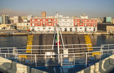 Napoli, İtalya - 8 Kasım 2015. Napoli limanının sabah manzarası. Kirlilik ve sis alarmı şehir üzerinde. Cruise gezisi Napoli - Akdeniz'de Capri