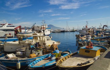 Napoli, İtalya - 7 Kasım 2015. Turistik liman Mergellina Akdeniz'de balıkçı tekneleri ile Napoli Renkli körfezi.