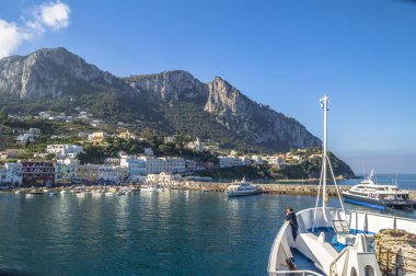 Napoli, İtalya - 8 Kasım 2015.Napoli'nin renkli körfezi, Akdeniz'de inanılmaz turistlerin cazibesi. Lungomare-rıhtım alanı, mavi gökyüzü ve balıkçı tekneleri üzerinde binalar tatil ile manzara görünümü. 