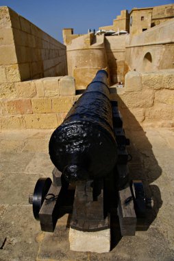 Malta 'da topları olan eski kale. 