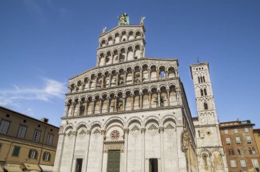 Lucca, İtalya - 26 Haziran 2015. Foro Chiesa di San Michele - Foro San Michele Kilisesi, Katolik kilisesi Archangel Michael, Lucca, İtalya antik kentinde güzel cazibe adanmış. 