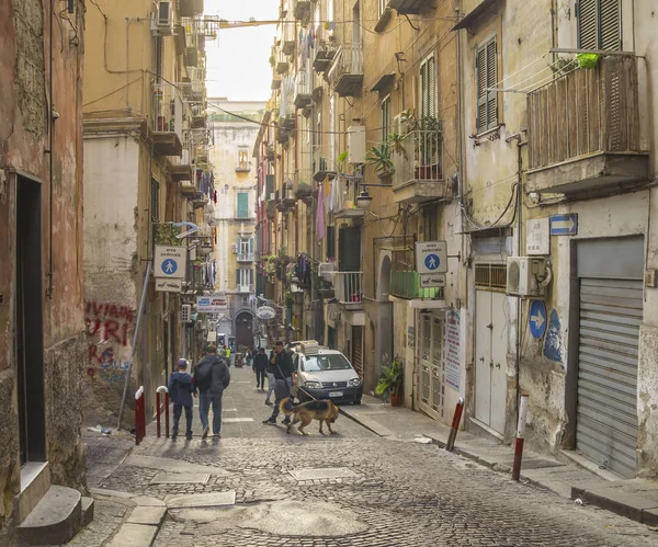 İtalya 'nın Campania bölgesinin başkenti Napoli' nin tarihi merkezinde dar bir sokak..