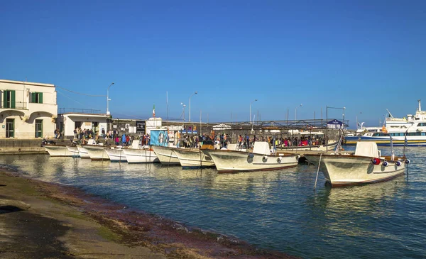 Capri Itálie 2015 Marina Grande Ostrově Capri Lodě Pobřeží Středozemního — Stock fotografie