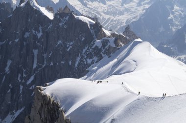 Aiguille du Midi 'de sakin bir sabah manzarası - 3.842 m, Mont Blanc' ta dağ, Fransız Alpleri.. 
