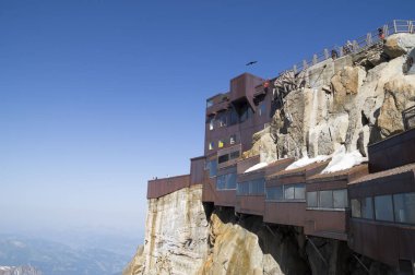 Chamonix, Fransa - 1 Temmuz 2015. Mont blanc masifinde önemli bir dünya cazibe merkezi olan Aiguille du Midi (3.842 m) köprünün sabah görünümü. 