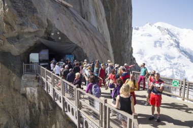 Chamonix, Fransa - 1 Temmuz 2015. Mont blanc masifinde önemli bir dünya cazibe merkezi olan Aiguille du Midi (3.842 m) köprünün sabah görünümü. 