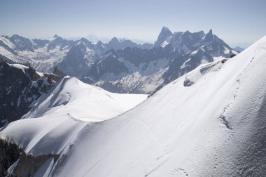 Aiguille du Midi 'de sakin bir sabah manzarası - 3.842 m, Mont Blanc' ta dağ, Fransız Alpleri.. 