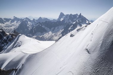 Aiguille du Midi 'de sakin bir sabah manzarası - 3.842 m, Mont Blanc' ta dağ, Fransız Alpleri.. 