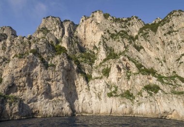Capri adasında Akdeniz'de kıyı kayalar, bir motorlu tekne turu görüldü. 