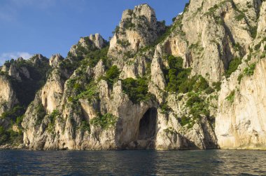 Capri adasında Akdeniz'de kıyı kayalar, bir motorlu tekne turu görüldü. 