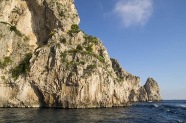 Capri adasında Akdeniz'de kıyı kayalar, bir motorlu tekne turu görüldü. 