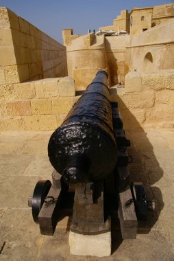 Malta 'da topları olan eski kale.  