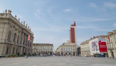 Torino,İtalya - 26 Haziran 2015. Piazza Castello Palazzo Reale ve San Lorenzo Kilisesi Torino kentinde, dünyanın birçok turist için güzel cazibe ile.