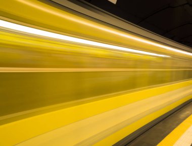 Hareket halindesarı metro treni . Napoli city, İtalya'da ulaşım. -