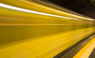 Hareket halindesarı metro treni . Napoli city, İtalya'da ulaşım. -