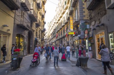 Napoli, İtalya - 11 Kasım 2015.İtalya'nın ve tüm dünyanın en çekici şehirlerinden biri olan Napoli şehrinin bir parçası olan Quartieri Spagnoli'de (İspanyol Mahalleleri) tipik sonbahar günü.