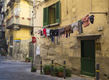 Napoli, İtalya - 11 Kasım 2015.İtalya'nın ve tüm dünyanın en çekici şehirlerinden biri olan Napoli şehrinin bir parçası olan Quartieri Spagnoli'de (İspanyol Mahalleleri) tipik sonbahar günü.