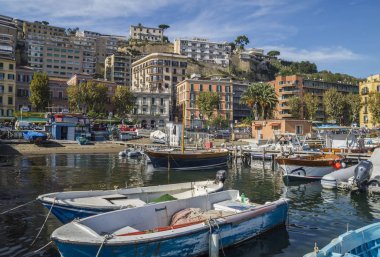 Napoli, İtalya - 7 Kasım 2015. Turistik liman Mergellina tekneler ve Lungomare sahil üzerinde binalar tatil ile Napoli renkli şehir görünümü. 